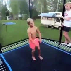 Download Video: Il réalise des backflips spectaculaires sur un trampoline ! Fail