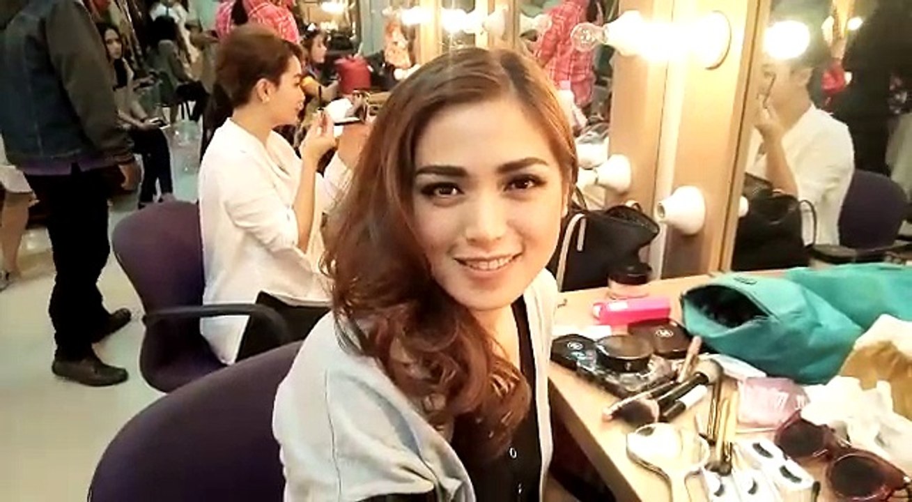 Kepoin Handphone Jessica Iskandar Yuk!