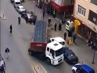 فيديو ليس مجرد سائق فقط ! ... شاهد براعة القيادة رهييب