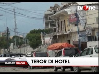 Descargar video: Kelompok Bersenjata Serang Hotel di Somalia, 14 Orang Tewas