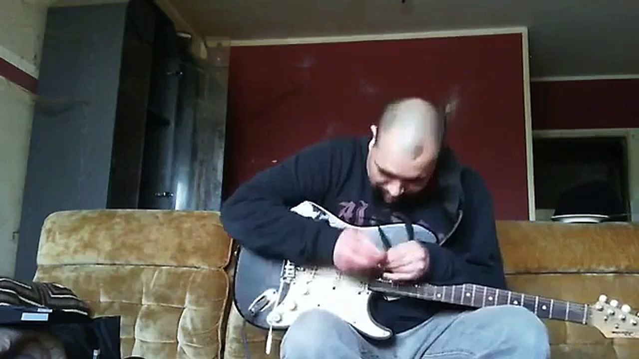 Amok Alki Meyer knallt die Pep Gitarre durch (360p_15fps_H264-128kbit_AAC)