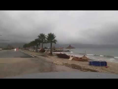 Moti i keq në Orikum, çadrat e plazhit dalin në rrugë - Top Channel Albania - News - Lajme