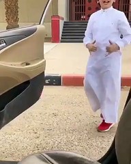 طفل خليجي يؤدي تحدي كيكي.. خطير
