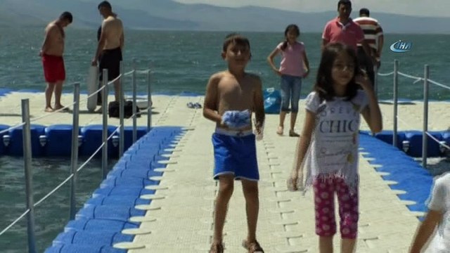 Kars’ta sıcaktan bunalanlar Çıldır Gölü’nde serinliyor