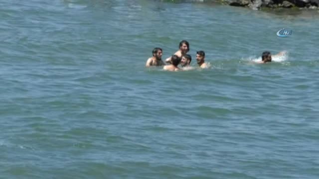 Kars'ta Sıcaktan Bunalanlar Çıldır Gölü'nde Serinliyor