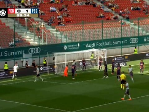 لقطة: كأس الأبطال الدوليّة: تردّد بوفون يفضي إلى تلقّي شباكه باكورة الأهداف بقميص سان جيرمان