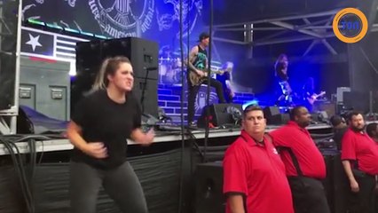 Elle interprète du heavy metal en langue des signes