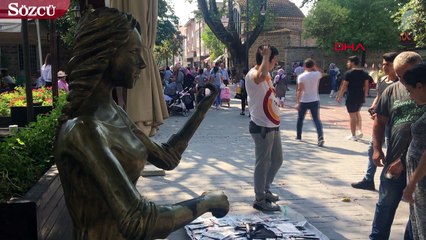 Kente estetik katan heykeller tahrip edildi