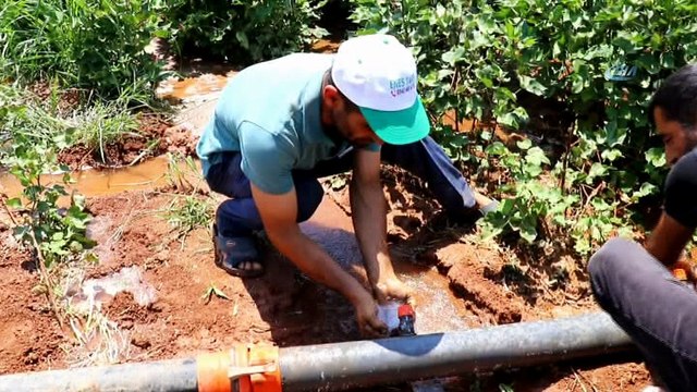 Tarlasına su gelmeyince geleneksel yöntemi uygulamaya başladı