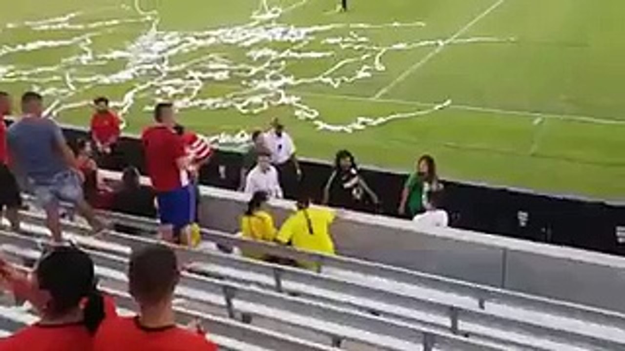 René Higuita frappe un supporter