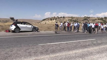 Motosiklet ile Otomobil Çapıştı: 1 Ölü, 8 Yaralı