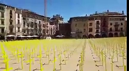 Patalean un vehículo que circulaba por una plaza abierta al tráfico que habían llenado de cruces amarillas
