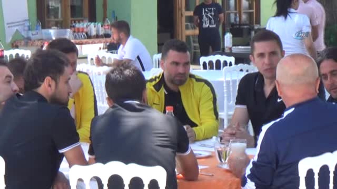 Sözleşme İmzalamayan Futbolcular Mangal Partisi Yaptı