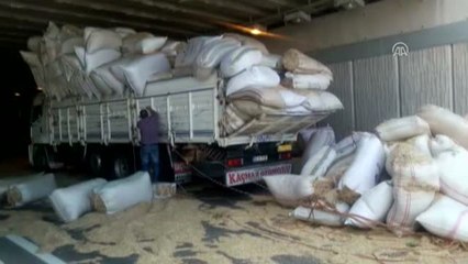 Saman Yüklü Kamyon Alt Geçide Sıkıştı