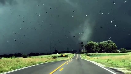 Impressionnant  : un conducteur filme de très près une tornade