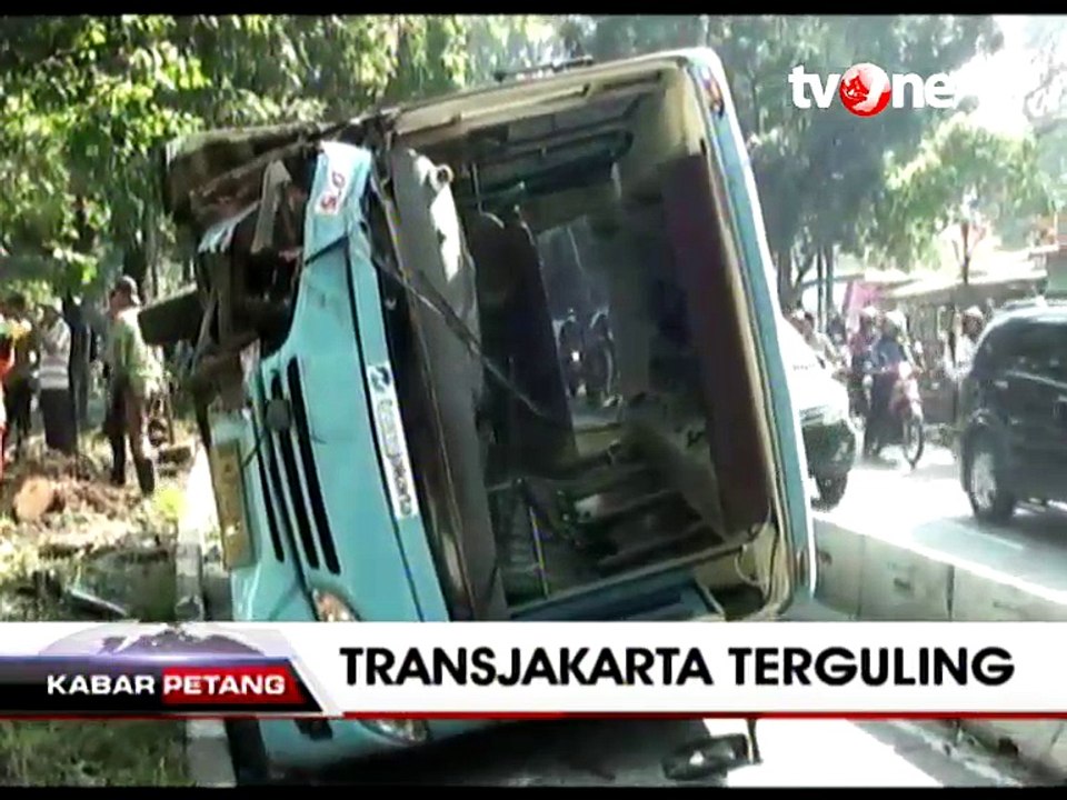Bus TransJakarta Terguling di Warung Buncit