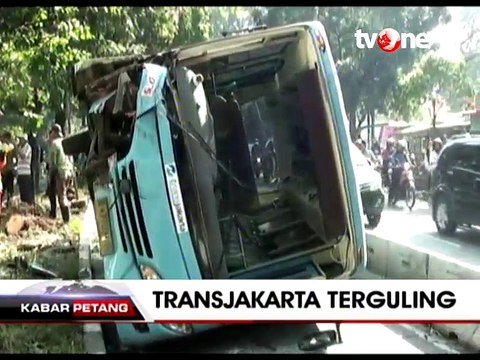 Bus TransJakarta Terguling di Warung Buncit