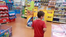 Cache-Cache dans un Magasin de Fournitures Scolaires !