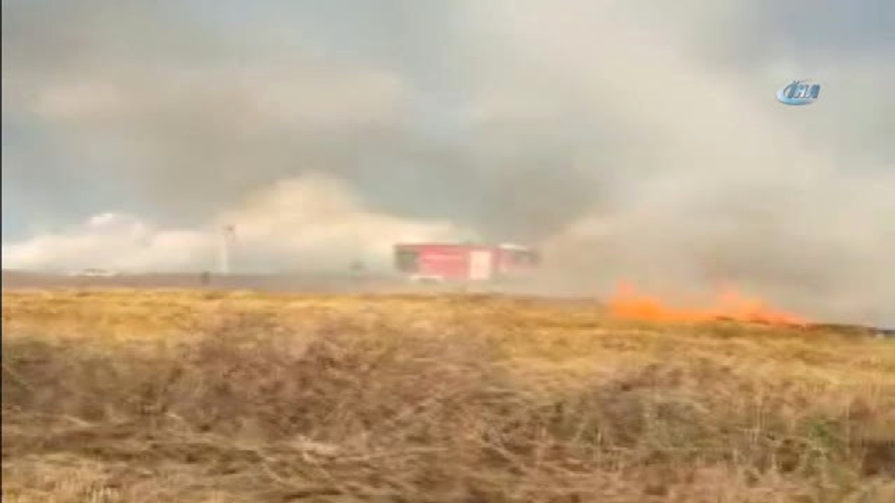 Silivri'de Kontrollü Anız Yakımı Sırasında Alevler Rüzgarın Etkisiyle Yerleşim Yerlerine Doğru...