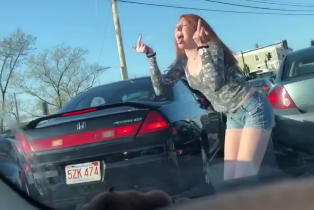 Une conductrice folle à lier s'en prend à un automobiliste