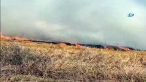 Silivri'de korkutan anız yangını- Rüzgarında etkisiyle büyüyen alevler, yerleşim yerlerine yöneldi