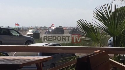 Report Tv - Shkoi të shpëtonte pushuesin nga mbytja, makina e policisë ngel në rërë