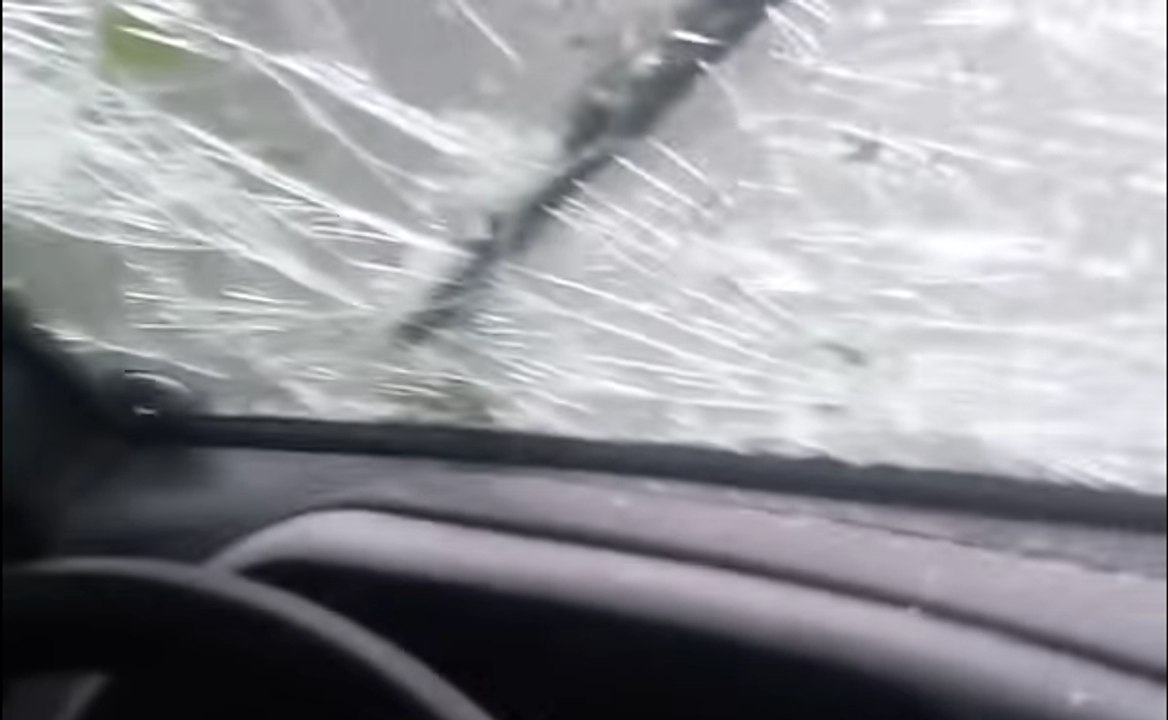 La grêle détruit totalement une voiture