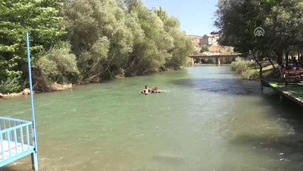 Sıcak Havada Göksu Çayı'nda Serinliyorlar