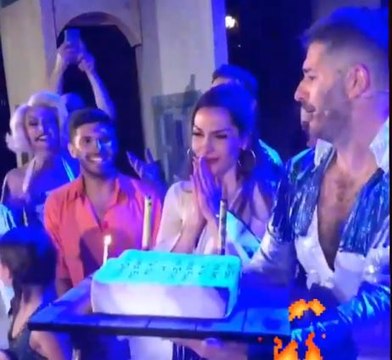 Δέσποινα Βανδή: Η τούρτα έκπληξη στη σκηνή για τα γενέθλιά της και η συγκίνησή της