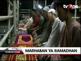 Tempat Ibadah Terbatas, Warga Salat Tarawih di Atas JPO