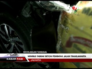 Hindari Sepeda Motor, Minibus Tabrak Beton Separator Busway