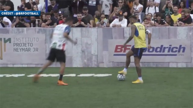 Neymar se régale lors d'un tournoi de Foot Five
