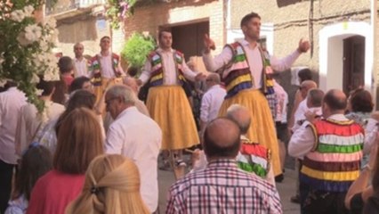 Ocho peonzas humanas cumplen con el rito de danzar sobre zancos en La Rioja