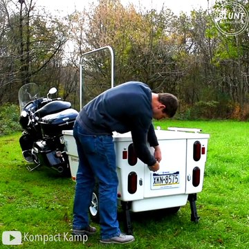 Une mini caravane tirée par une moto... Parfait pour le camping