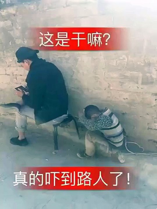 Ce gamin fait une blague bien cruelle à son grand frere... Douloureux