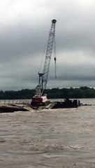 بالفيديو..شاهد لحظة انهيار الجسر الذى يربط روسيا بالصين