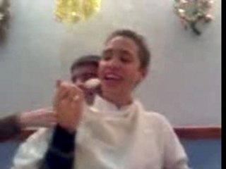 Alex mange un fromage blanc