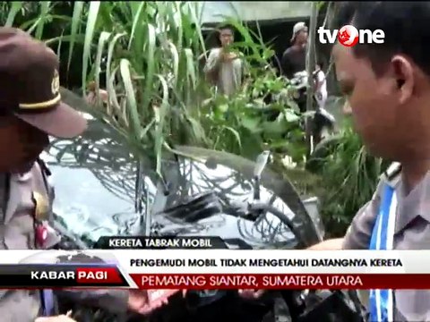 Minibus Ringsek Ditabrak Kereta