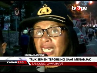 Tak Kuat Menanjak, Truk Molen Terguling di Dago Atas