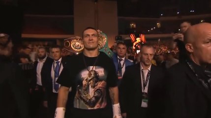 Here comes Usyk! Will he be lifting the Ali Trophy tonight...?