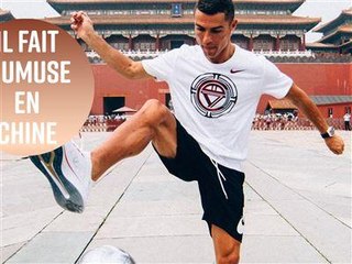 Cristiano joue avec son ballon dans la Cité Interdite