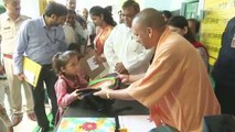 Yogi Adityanath जब अचानक पहुंचे Etah के School, और बच्चों से पूछने लगे सवाल | वनइंडिया हिन्दी