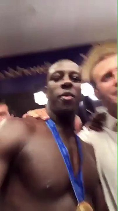 Macron dabe dans le vestiaire des Bleus #cm2018