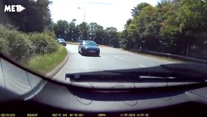 Une camionnette glisse sur une barrière d'un pont