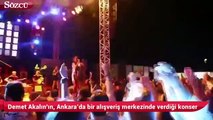 Demet Akalın, Ankara alışveriş merkezinde konser