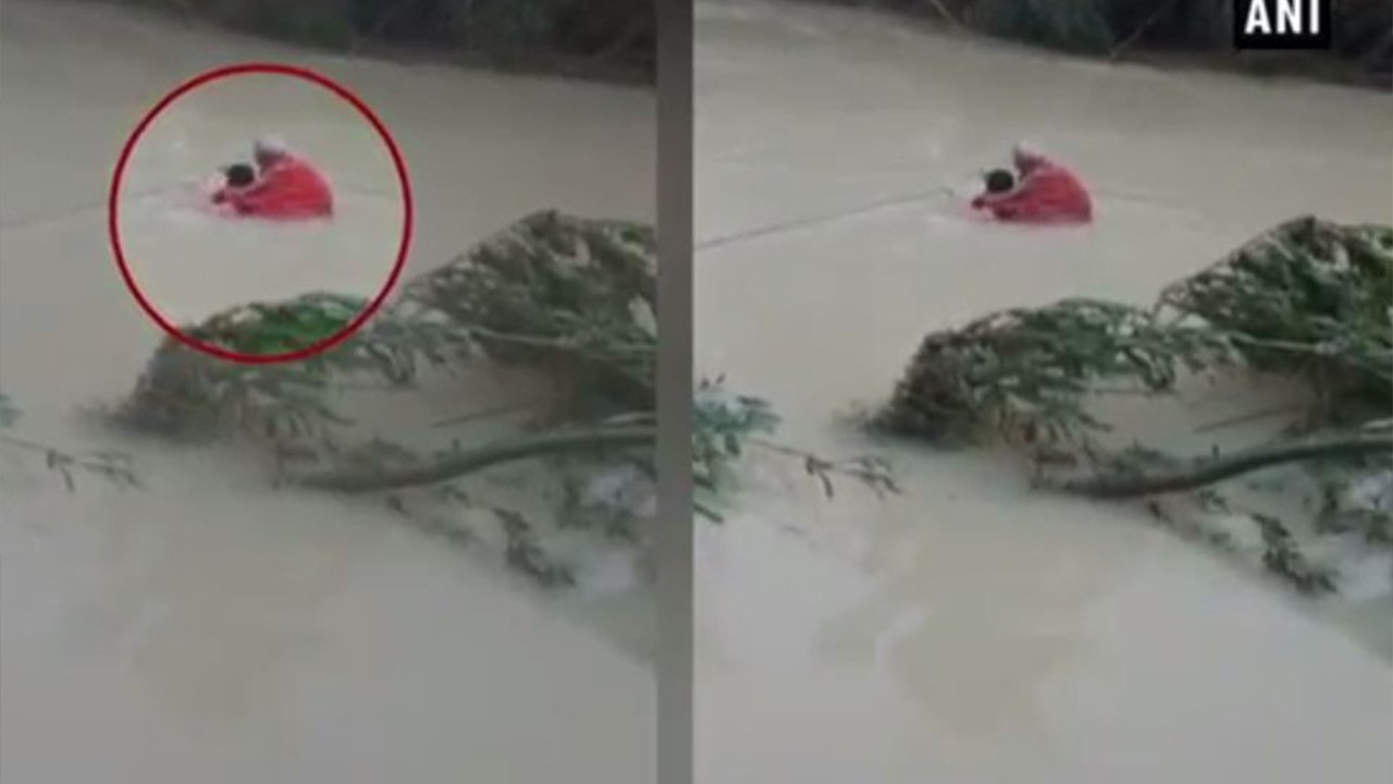 ODRAF personnel rescues senior citizen from flooded river in Sambalpur, Odisha | Oneindia News