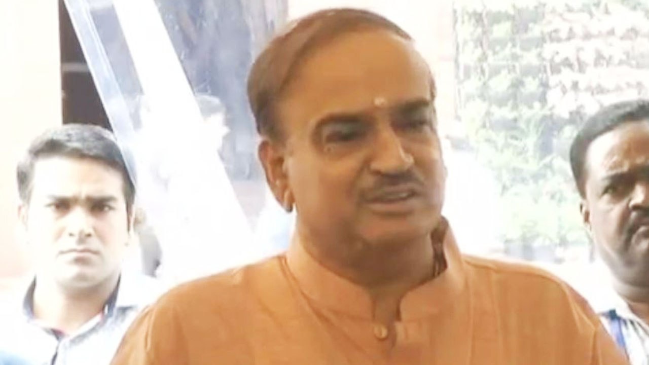 Modi Government's Rafael Deal is important for India, says Ananth Kumar | Oneindia News