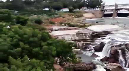 மேட்டூர் அணையில் நிரம்பிவழியும் காவிரி கொண்டாட்டத்தில் மக்கள்.. வீடியோ