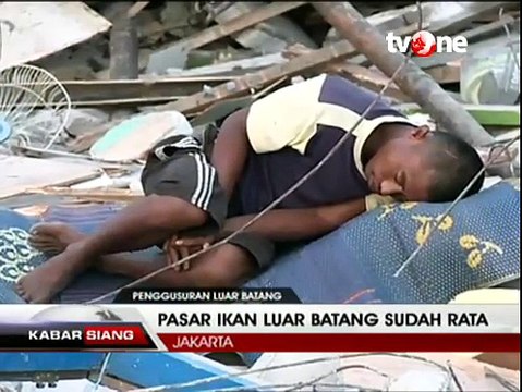 Sejumlah Warga Luar Batang Tidur di Atas Puing Rumah Mereka