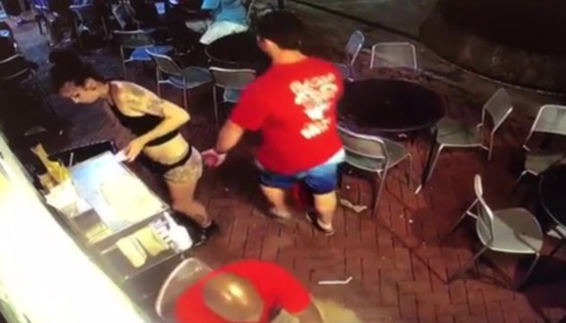 Un homme va regretter de toucher les fesses d'une serveuse